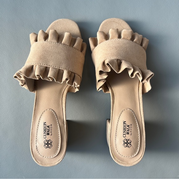 NWT - Avon Cushion Walk Beige Ruffle Sandals Size 6 Heeled Nude Tan Block - Picture 1 of 5